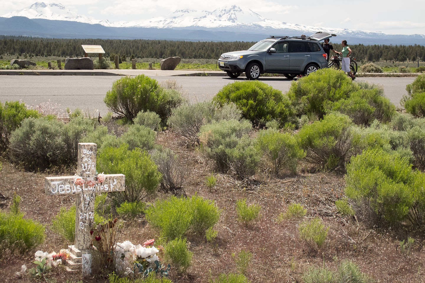 Three Sisters Viewpoint Roadside Memorial