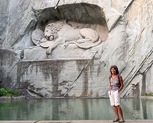 Lolo beating the hordes to the Lion Monument