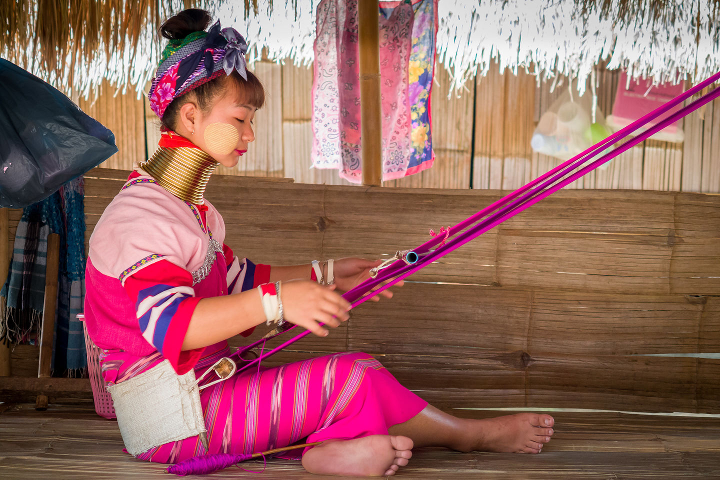 Long Neck woman weaving