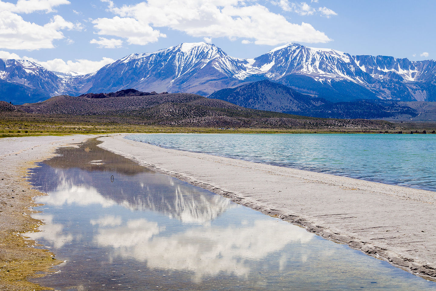 Stroll on Mono Lake south shore 