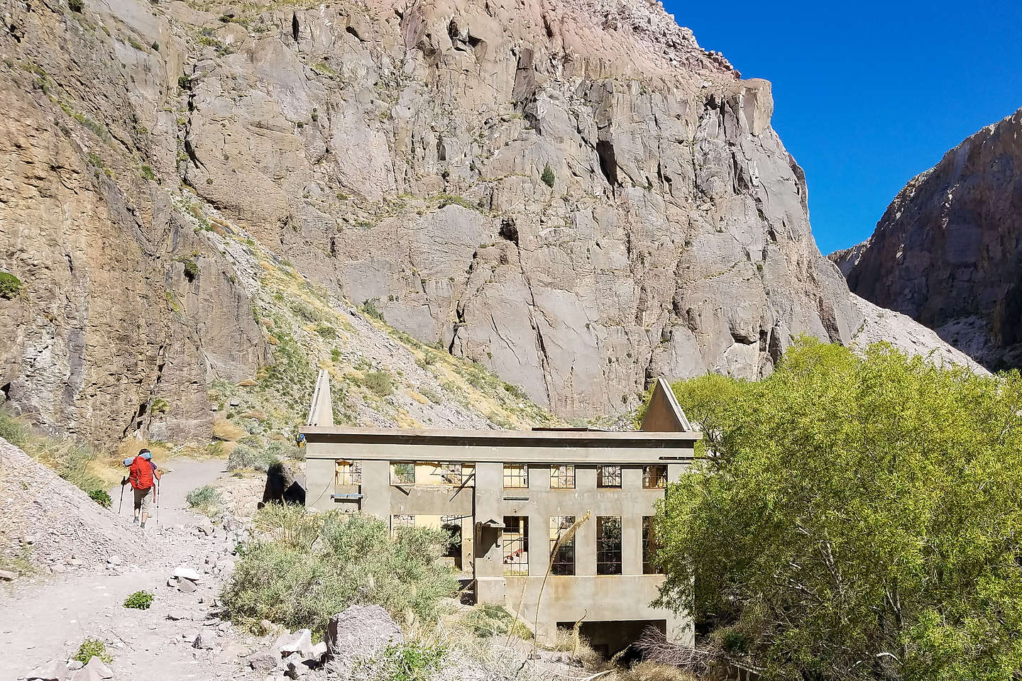 Hiking along the Owens River Gorge