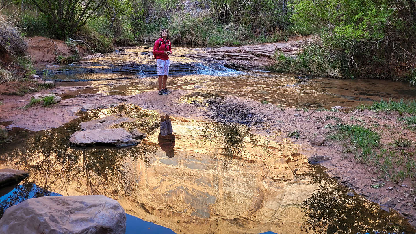 Setting off on the Grandstaff Trail hIke to Morning Glory Natural Bridge