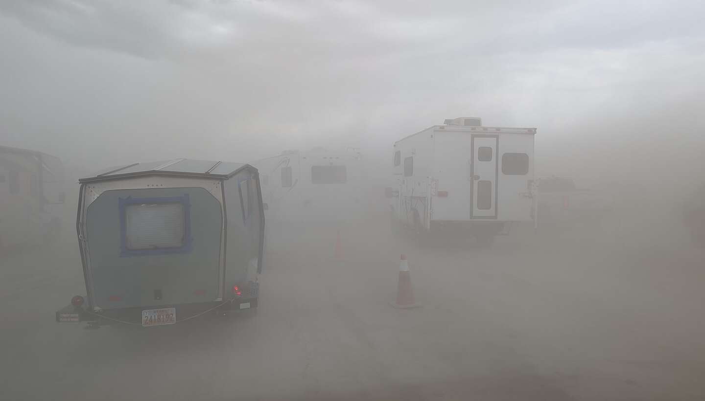 Dust storm upon arrival at the gate