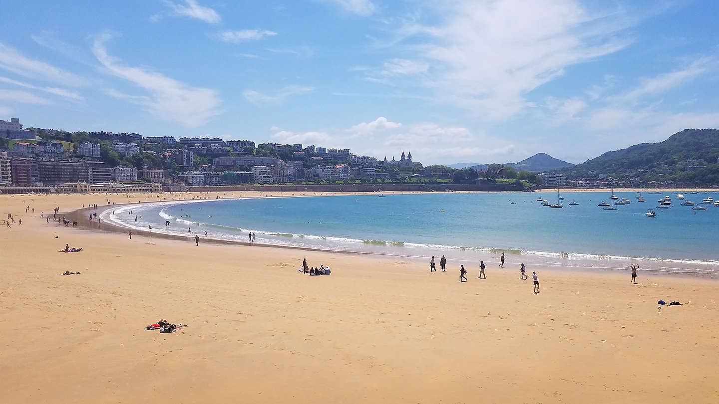 Looking the other direction on La Playa de La Concha