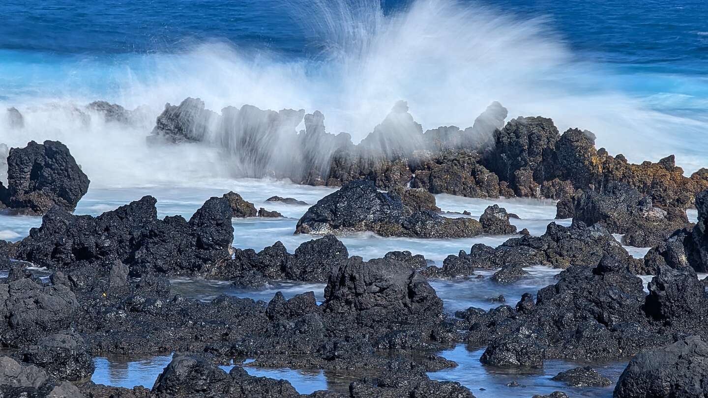 The waves of Ke’anae Peninsula